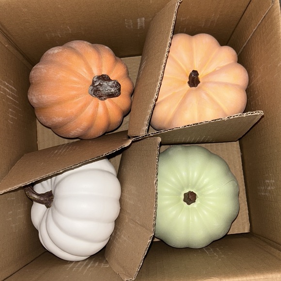 This is a set of 10 foam pumpkins - Picture 4 of 4